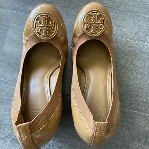 Tory Burch Caroline Wedge - Sand 10.5